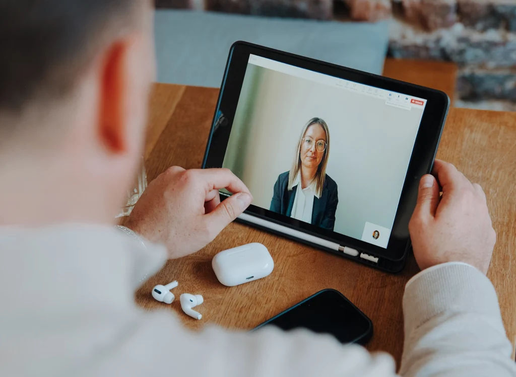 Home 2 Karriere-Coach führt Video-Call mit Managerin auf Tablet
